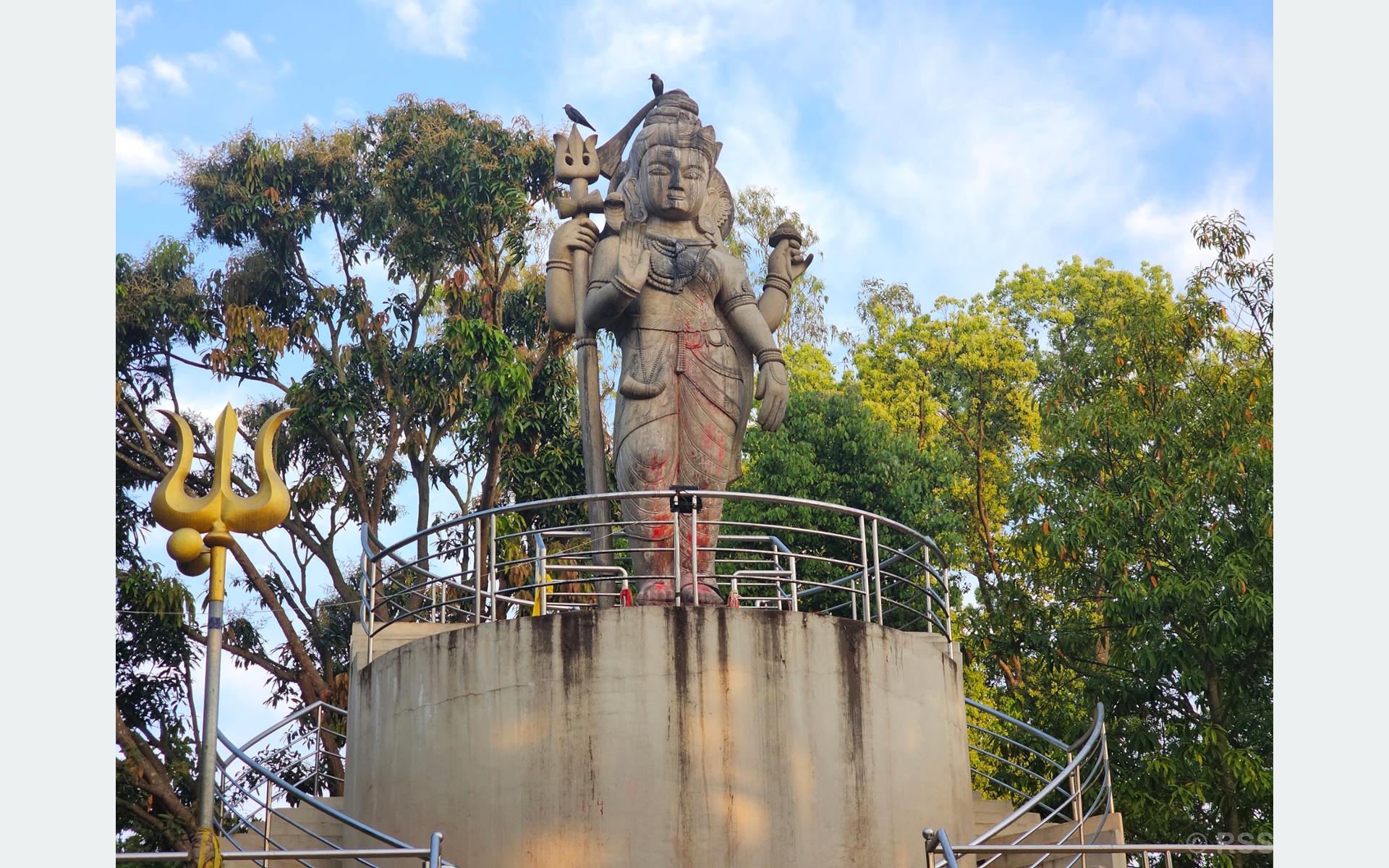 एउटै ढुङ्गाले बनेको अर्ध नारेश्वर