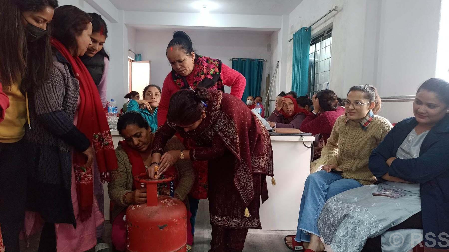 तालिममा सीप सिक्दै महिला