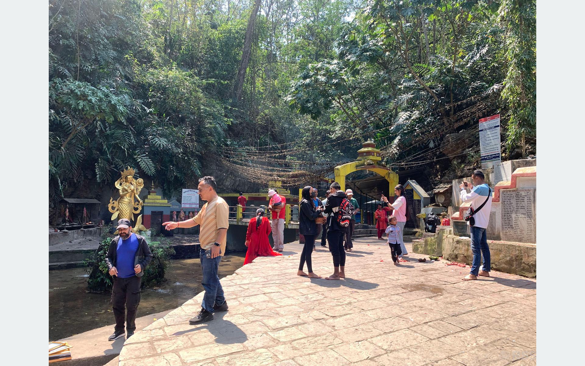 छाब्दी वाराही मन्दिरमा भक्तजन