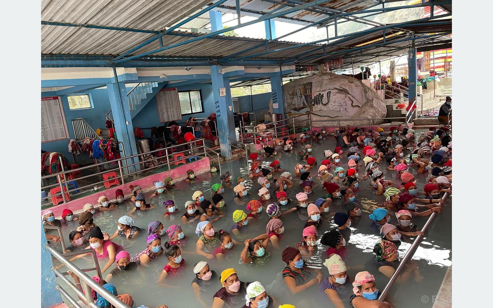 कुण्डमा डुबेर उपचार सेवा लिँदै बिरामी