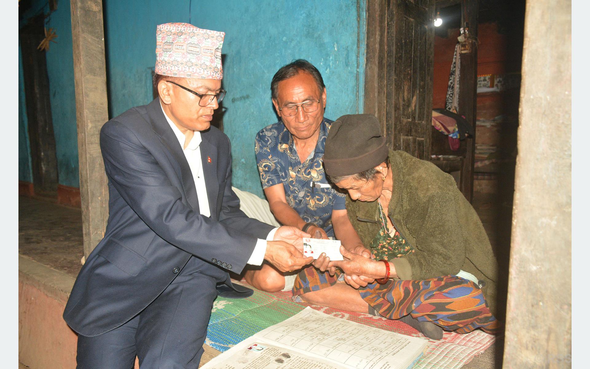 घरमै पुगेर नागरिकता प्रदान