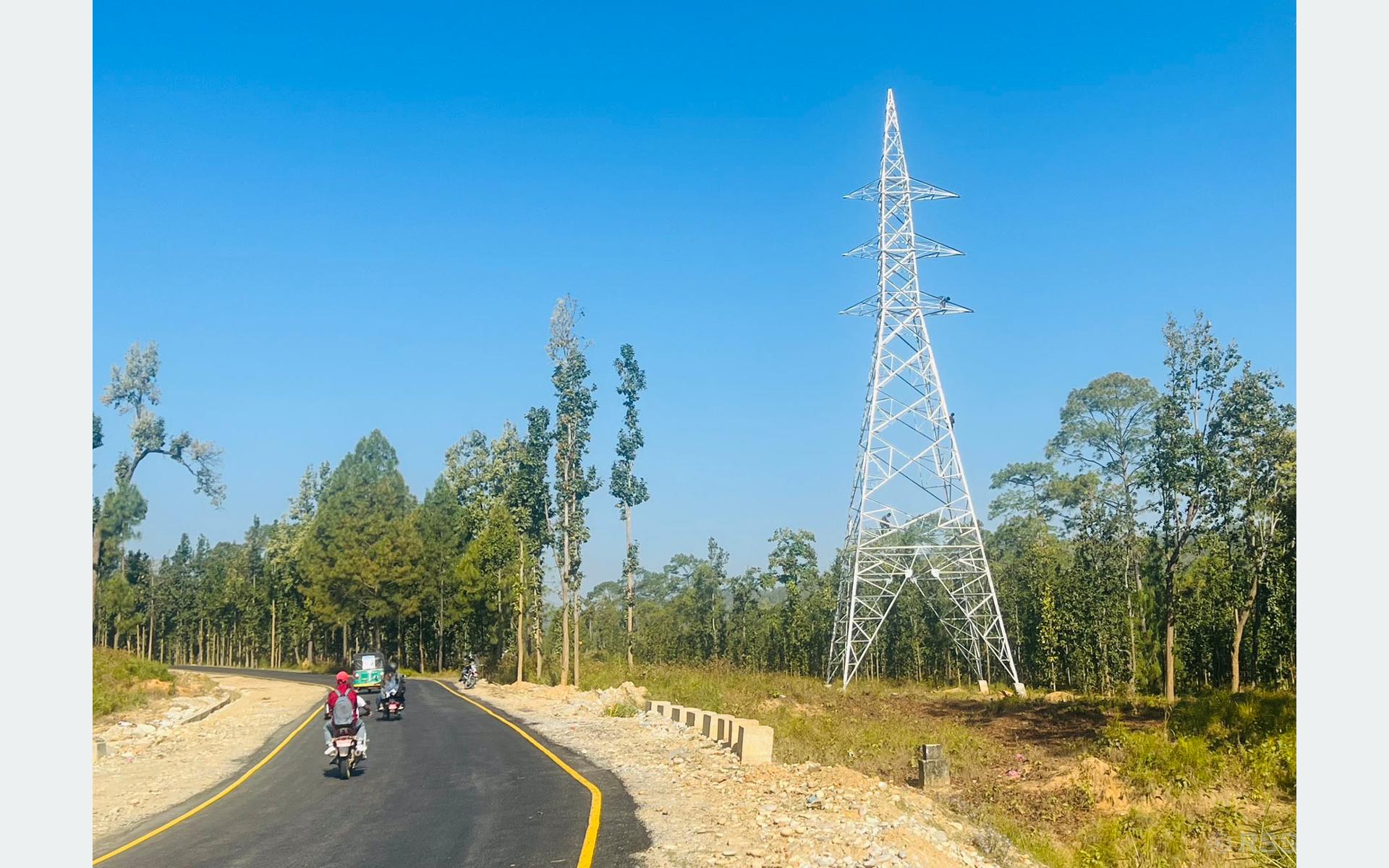 टावरमा काम गर्दै मजदुर