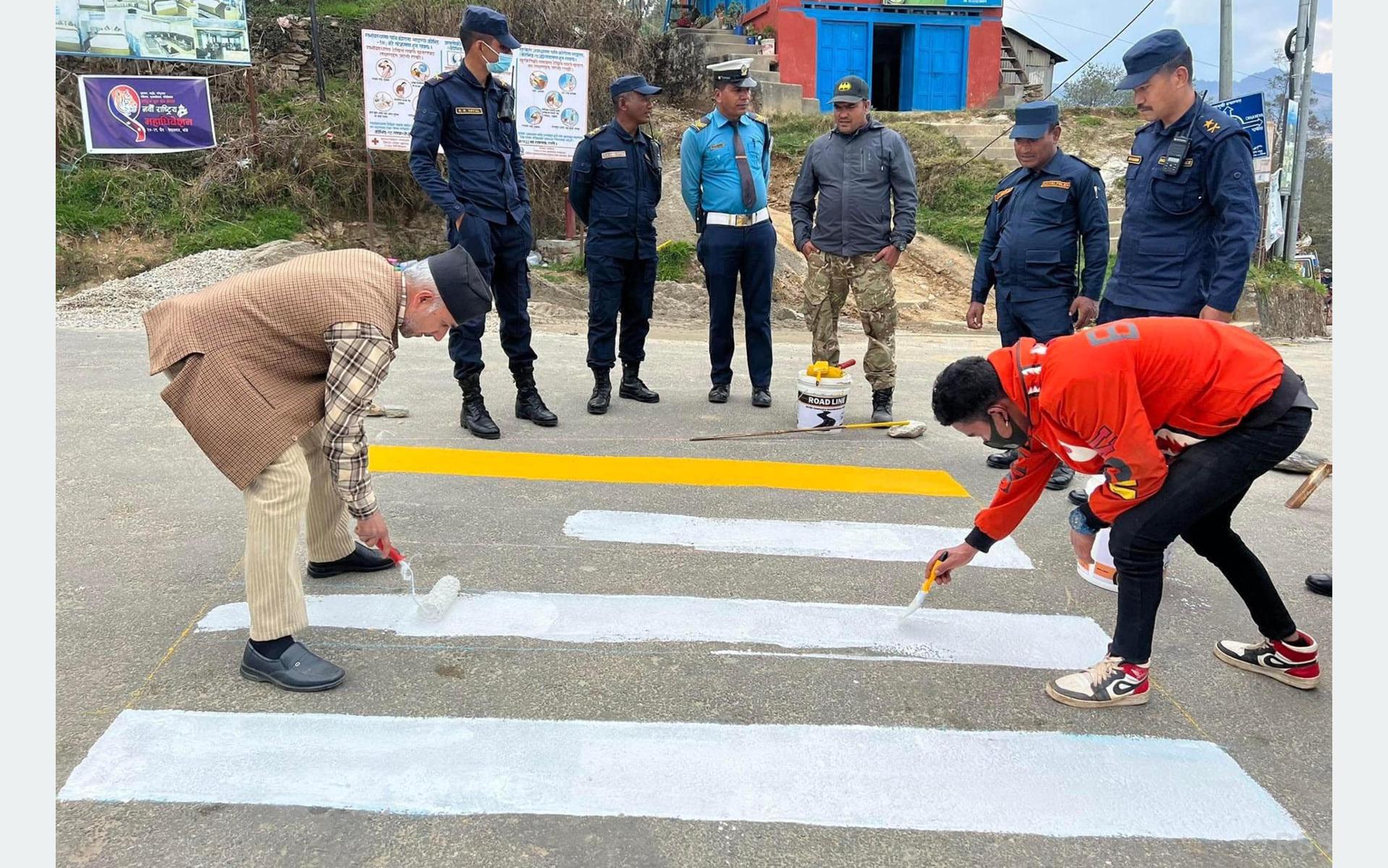 जेब्रा क्रस निर्माण गर्दै नगर प्रमुख भट्टराई