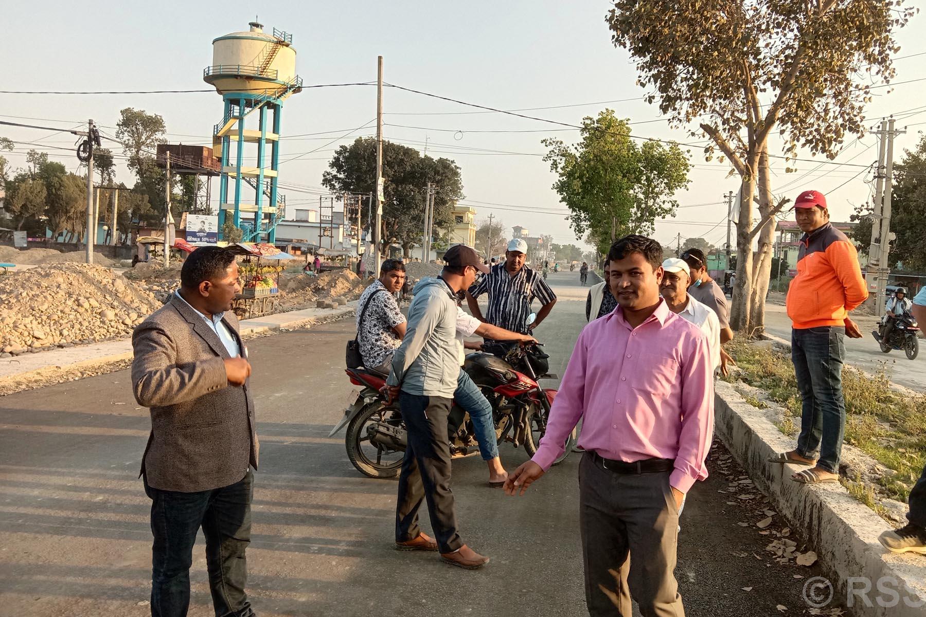 सडकको अनुगमन गर्दै