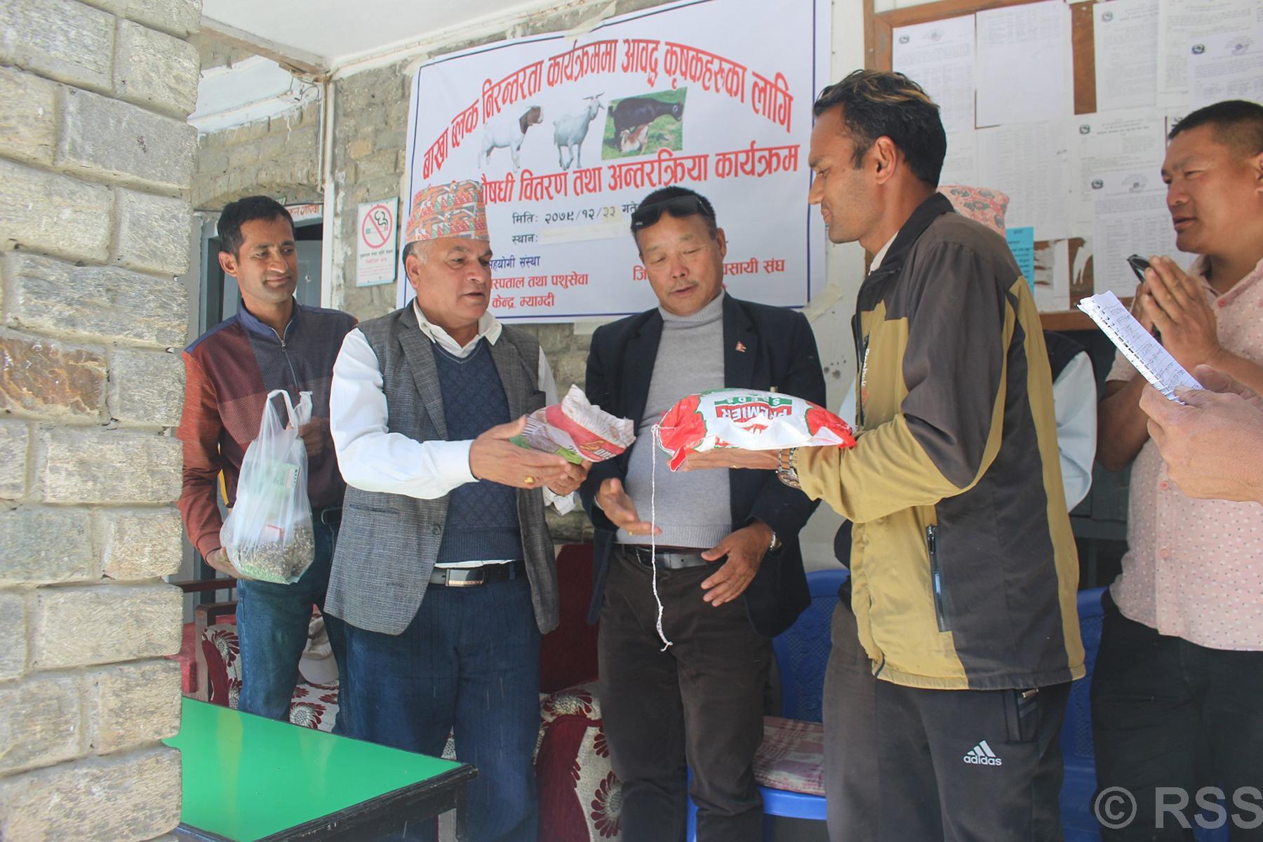 वीउ र औषधि वितरण गरिँदै