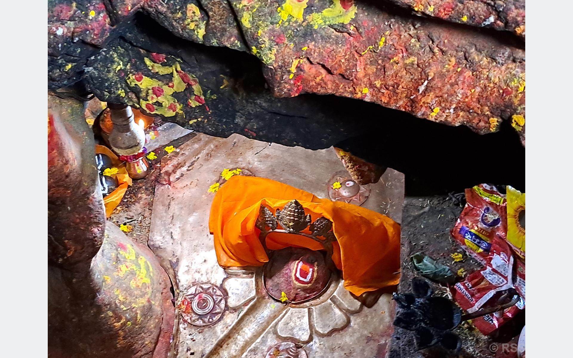 विशङ्खुनारायण मन्दिरस्थित गुफा भित्रको मूर्ति