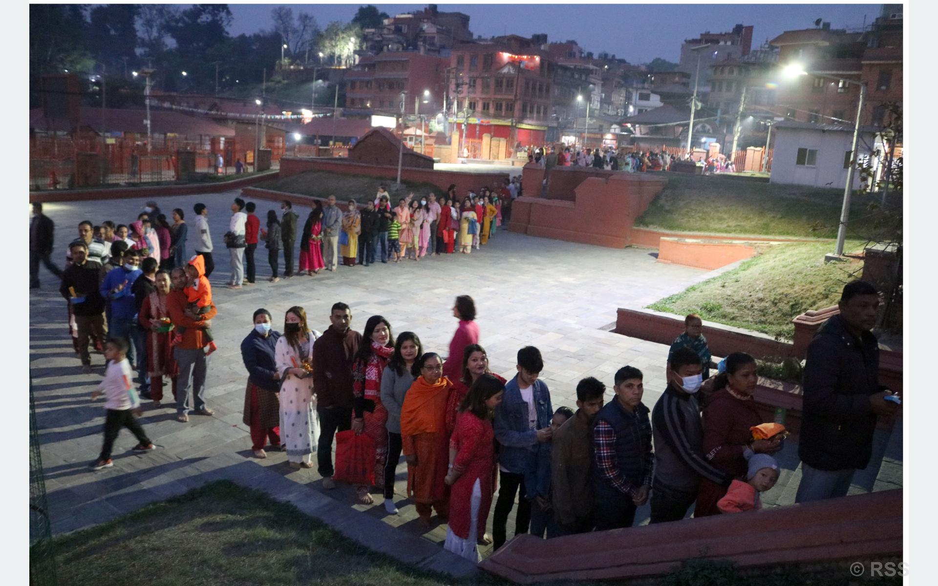 पशुपतिनाथको दर्शन गर्न लामबद्ध भक्तजन