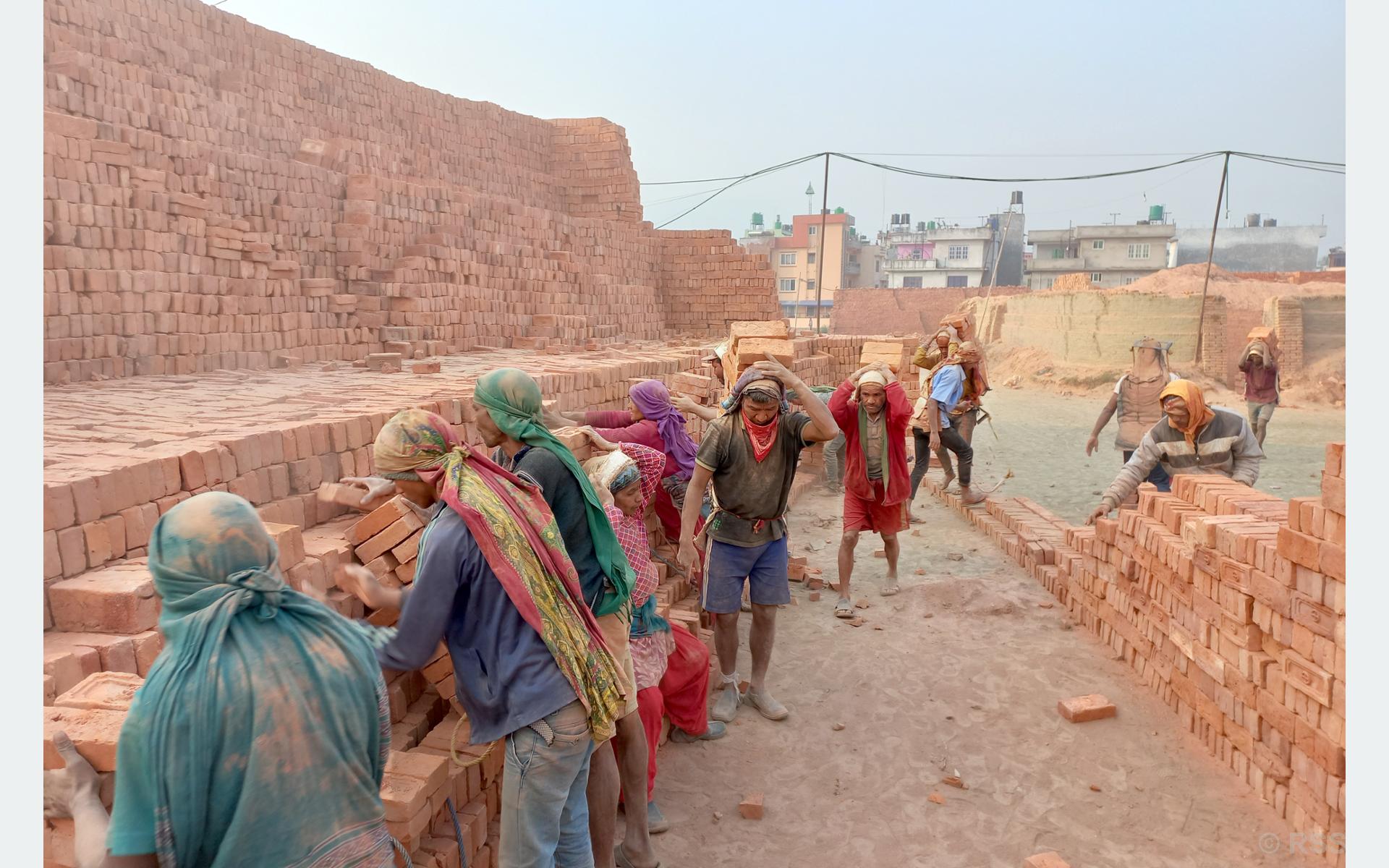 इट्टा बोक्न व्यस्त श्रमिक