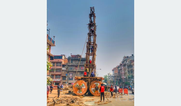 रातो मच्छिन्द्रनाथको रथ बनाउँदै