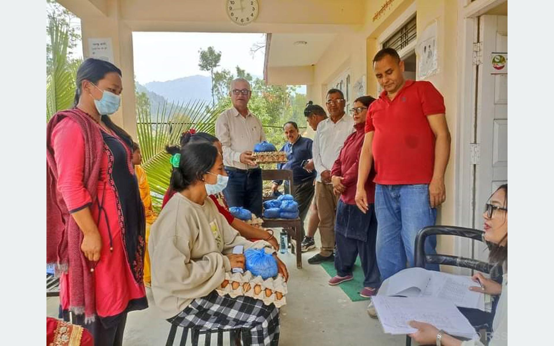 घुम्ती शिविर तथा अण्डा चना वितरण