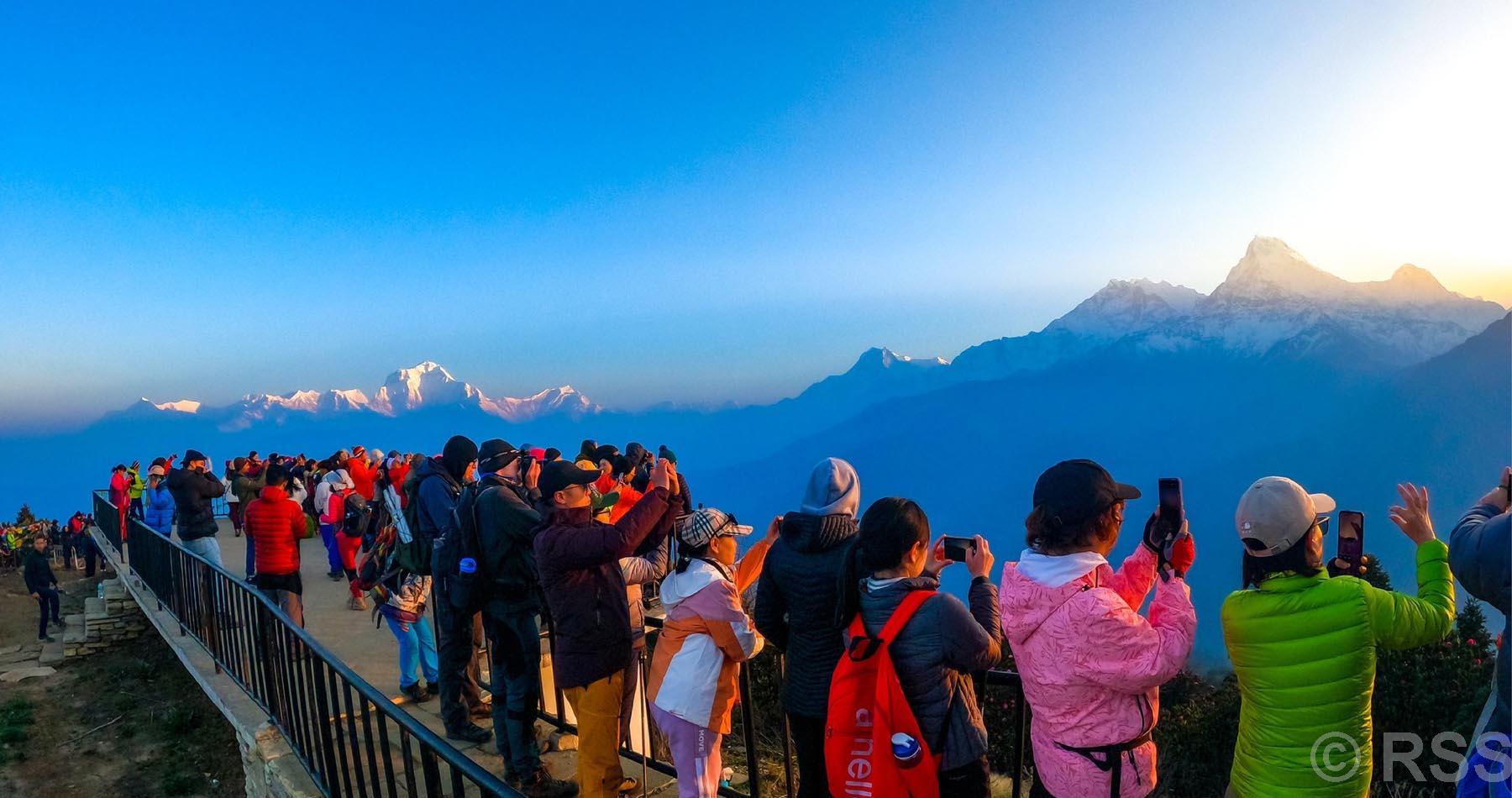 पुनहिलमा पर्यटक