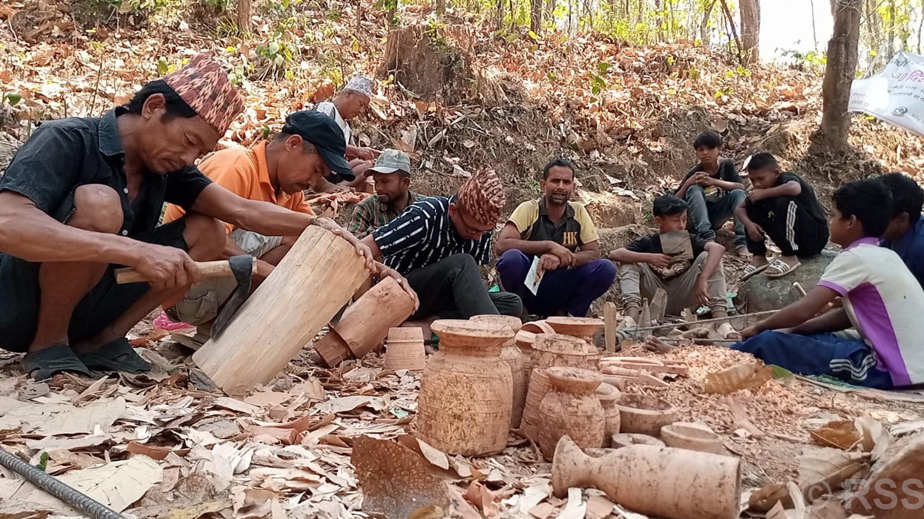 काठका सामग्री बनाउने सीप सिक्दै