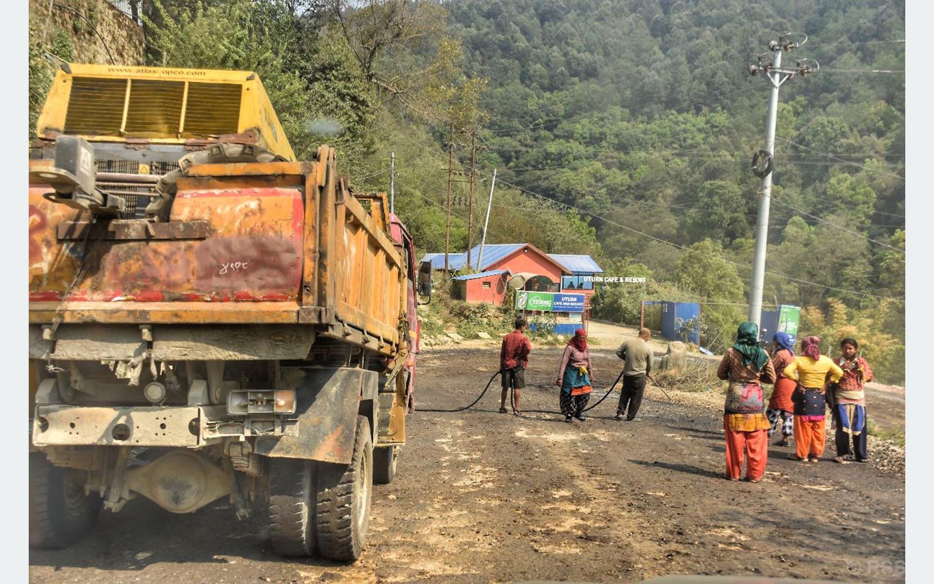 कालोपत्र गरिँदै