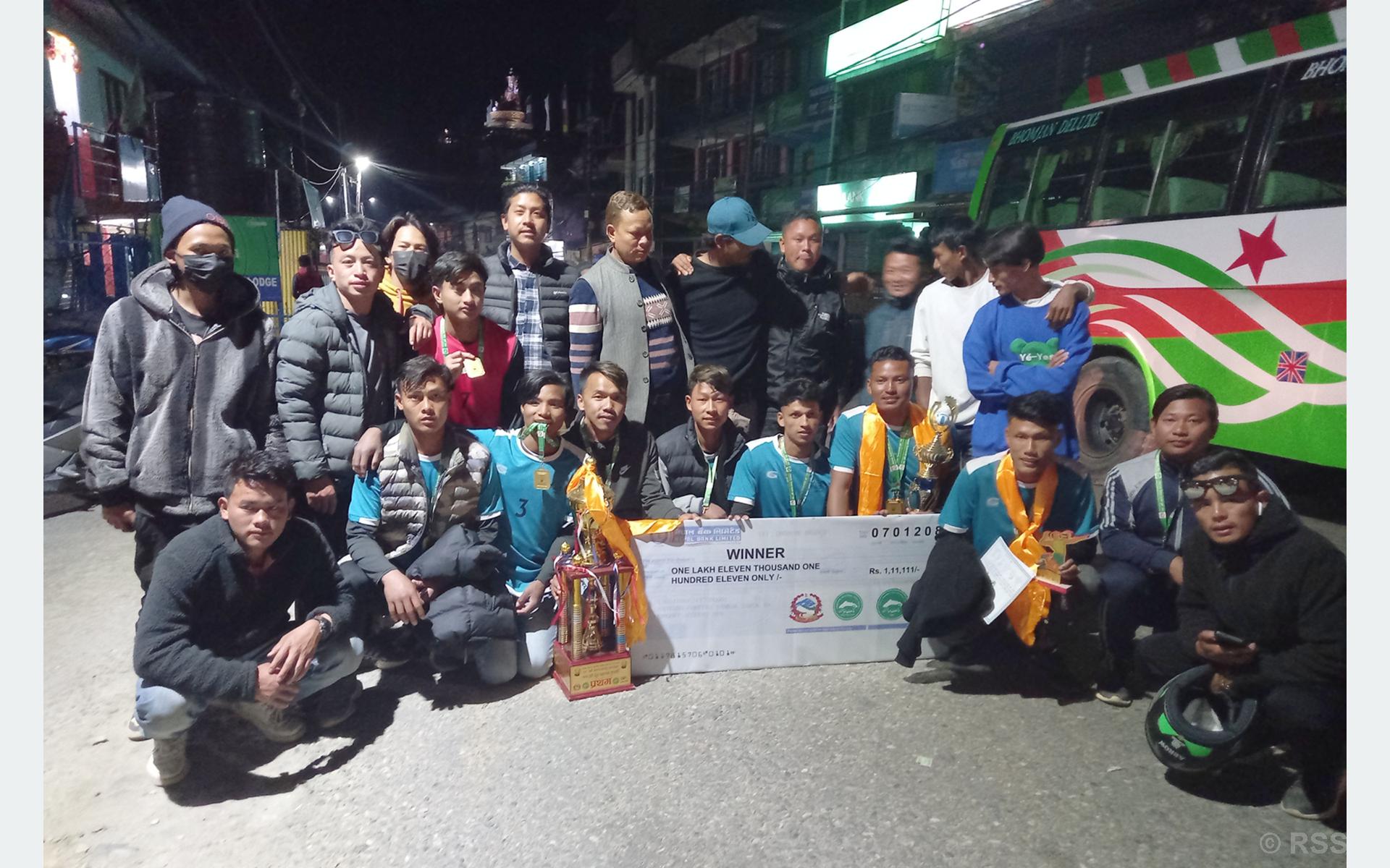 भलिबल प्रतियोगितामा विजयी खेलाडी ट्रफीका साथमा
