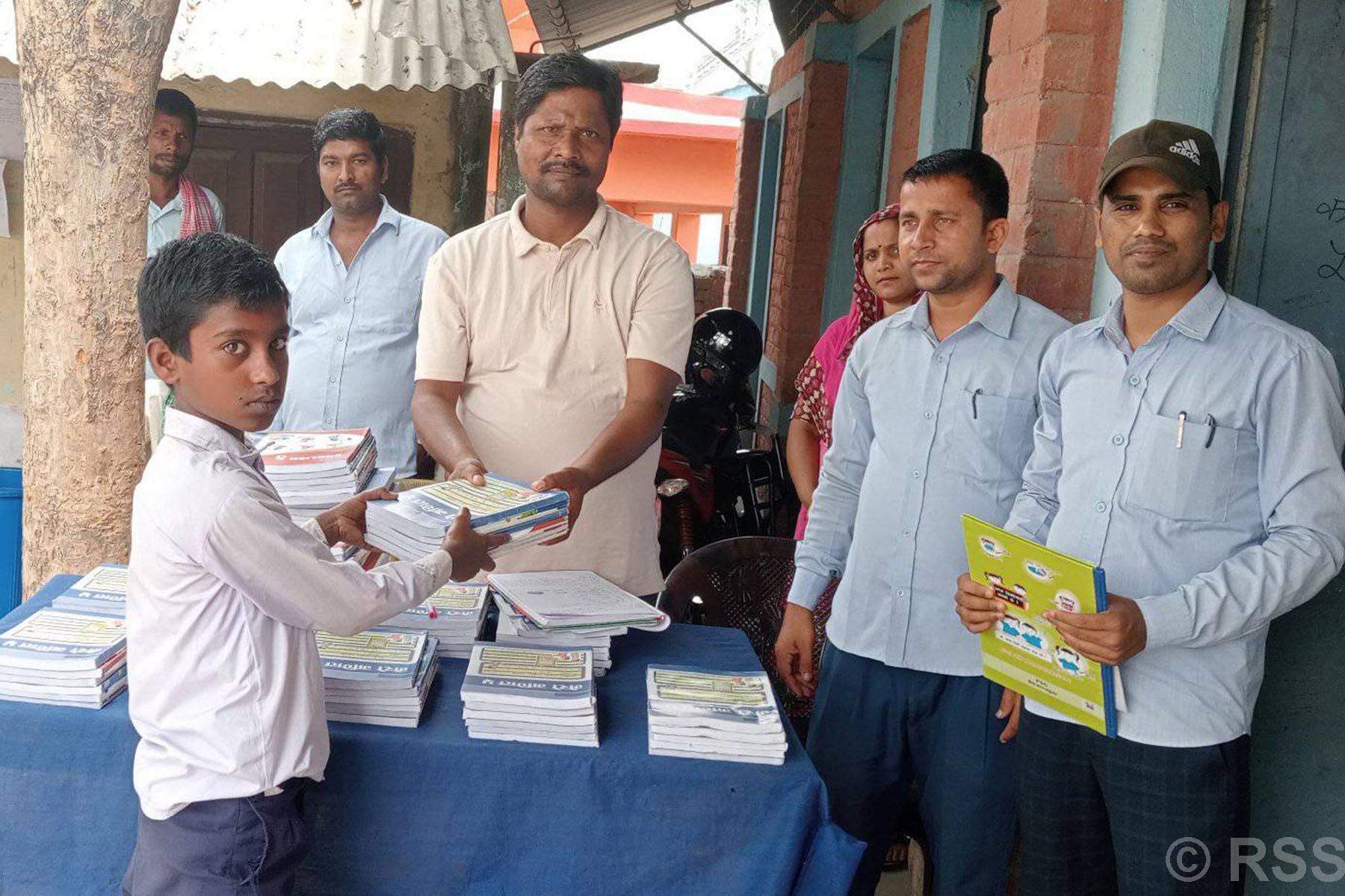निःशुल्क पाठ्यपुस्तक वितरण गरिँदै