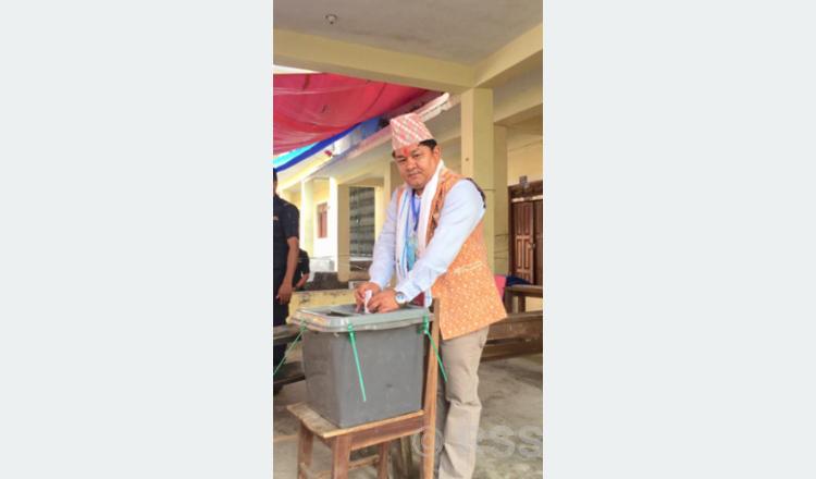 मतदान गर्दै उम्मेदवार श्रेष्ठ