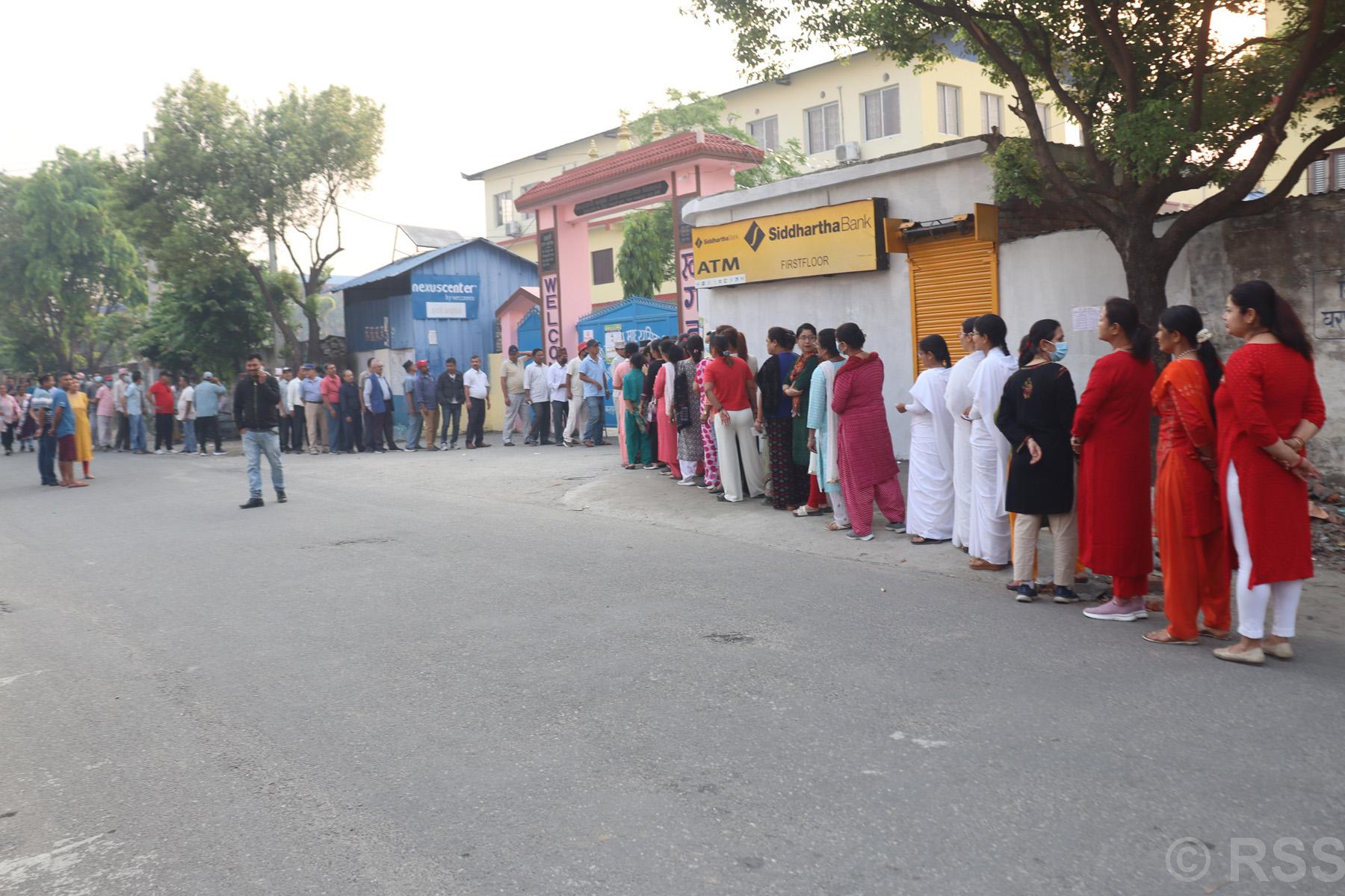 बिहानै लामबद्ध मतदाता