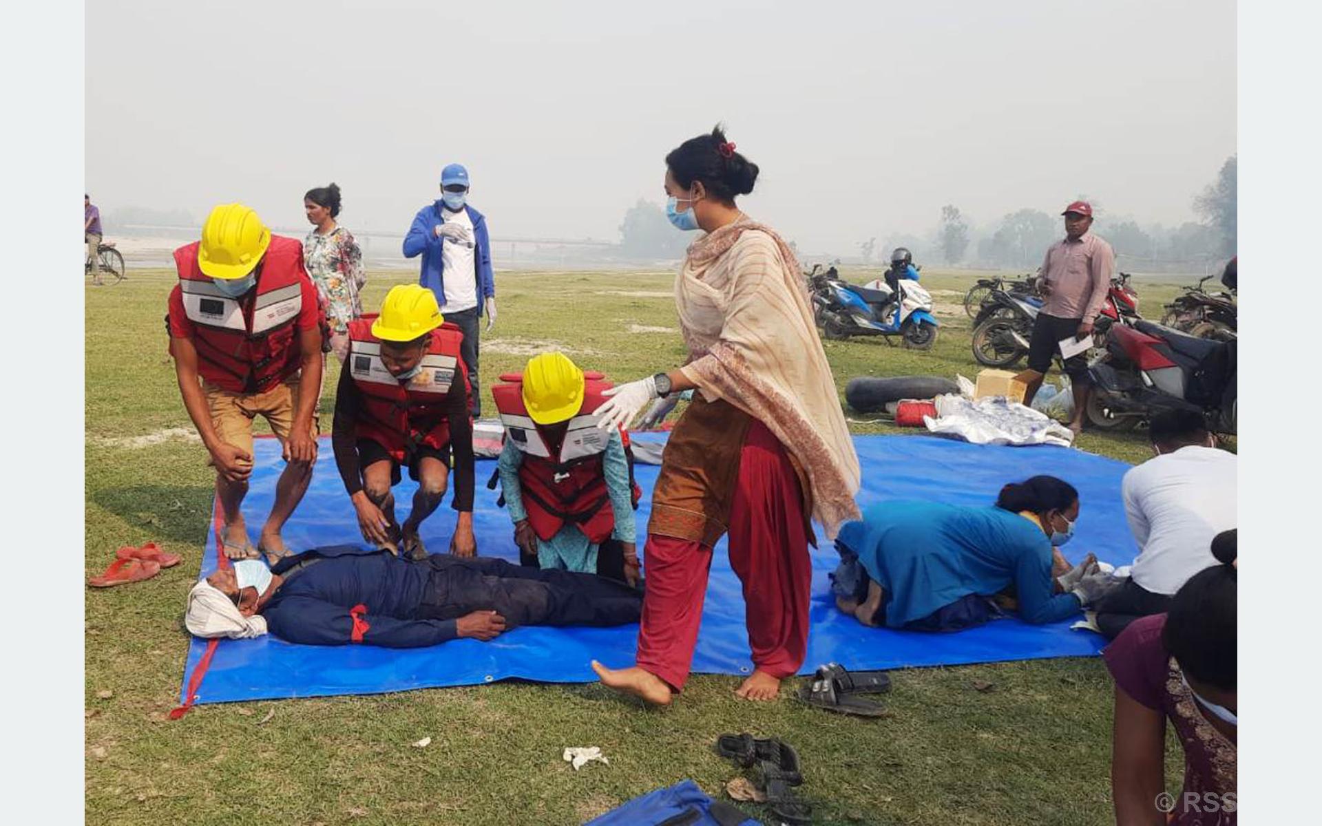 कृतिम नमूना अभ्यास गर्दै