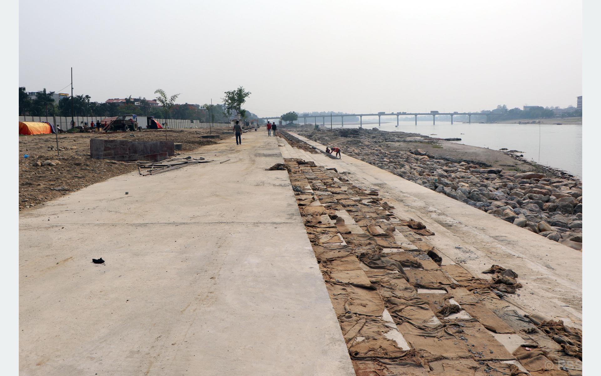 निर्माणाधीन सी बीच तटबन्ध