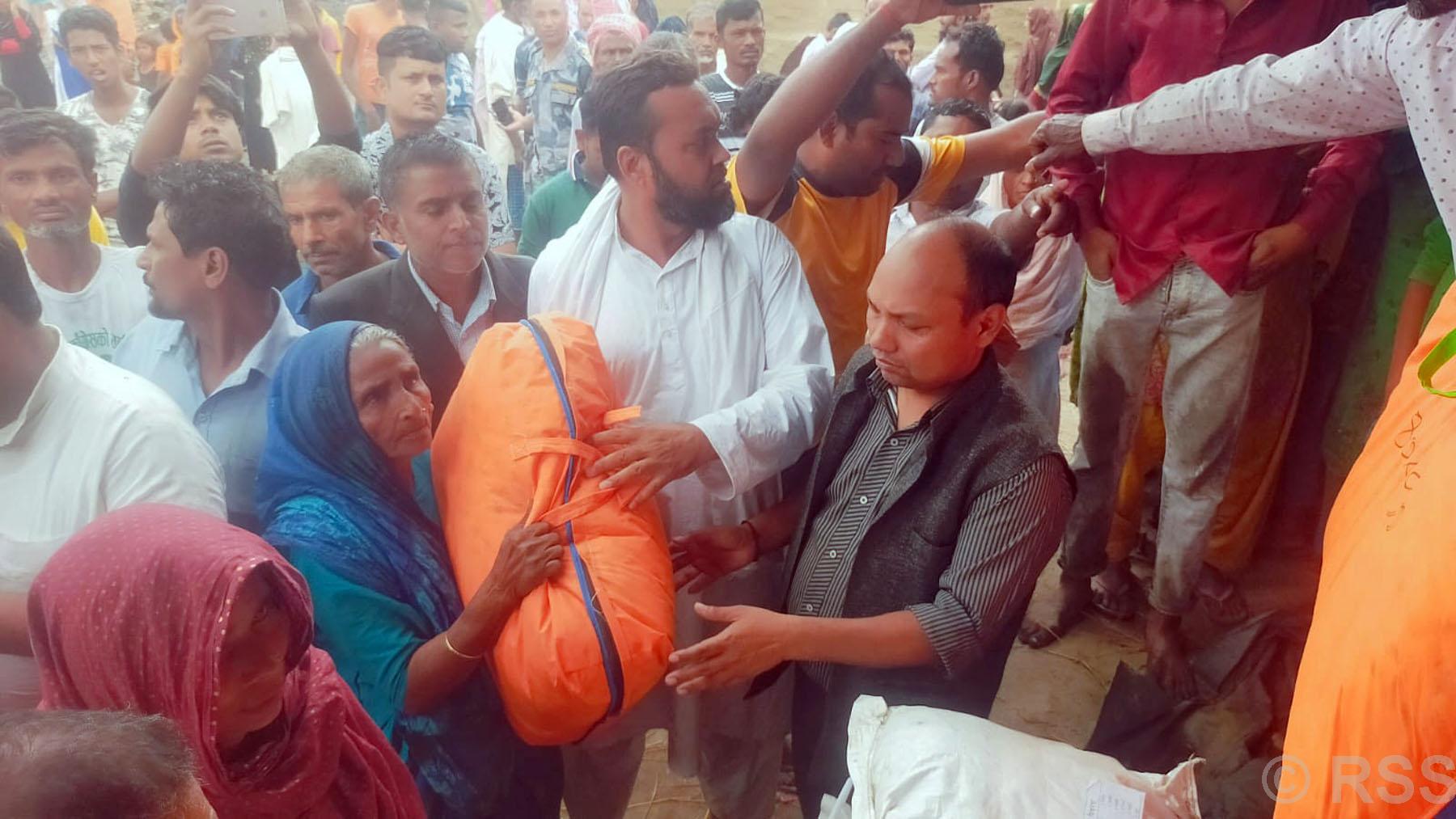 आगलागी पीडितलाई राहत वितरण