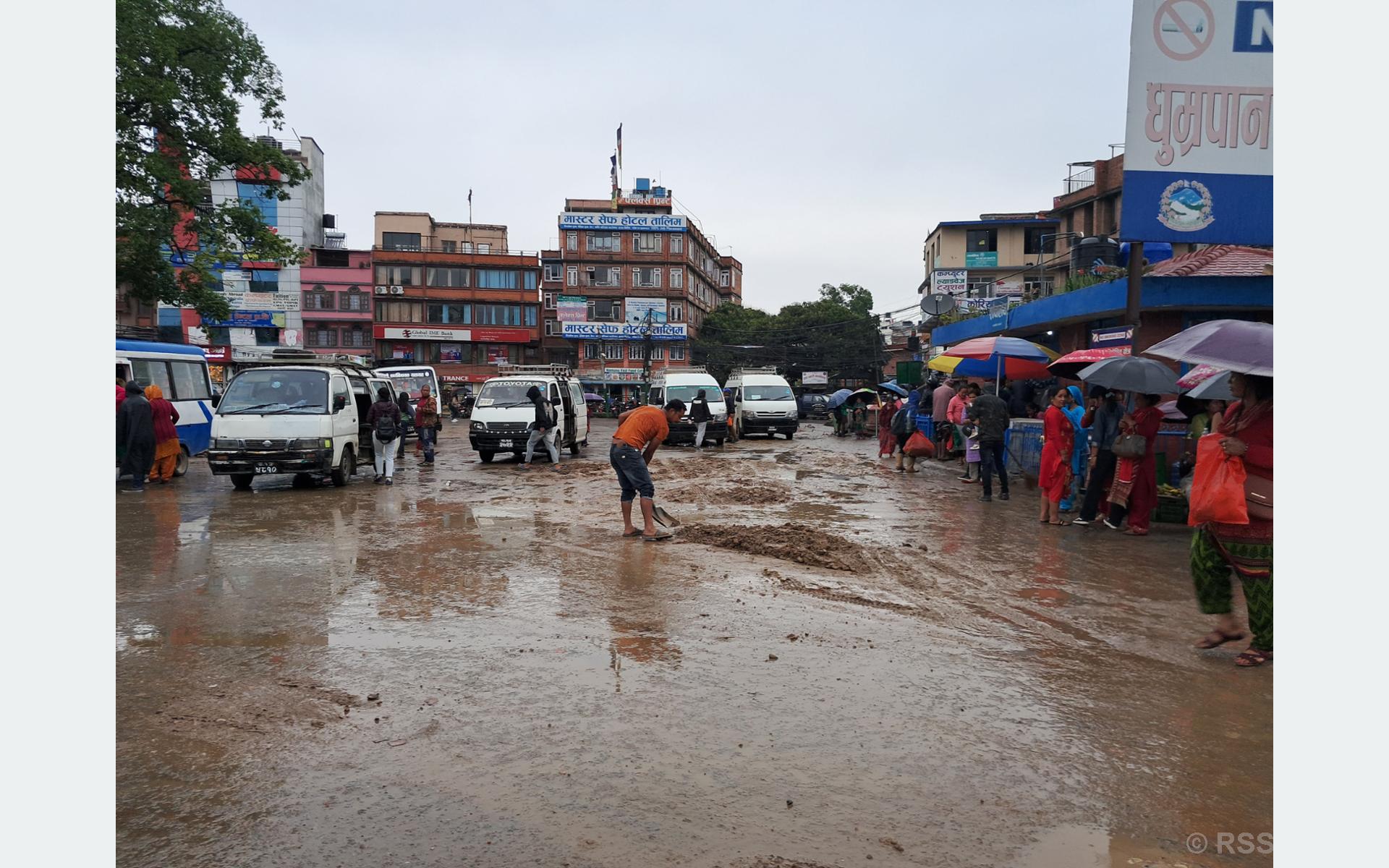 बसपार्कमा माटो पुर्दै