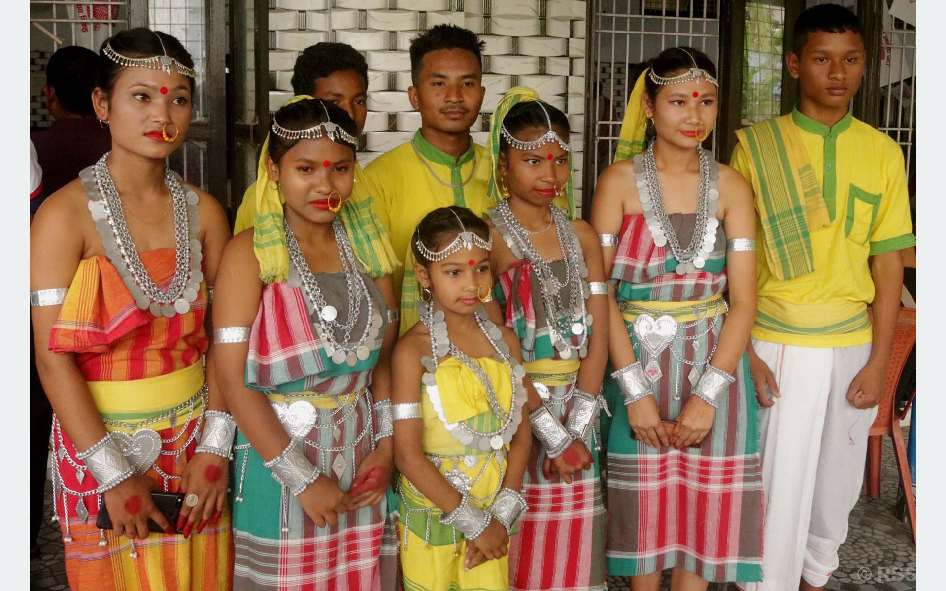 आफ्नै भेषभूषामा सजिएका कोच समुदायका युवायुवती