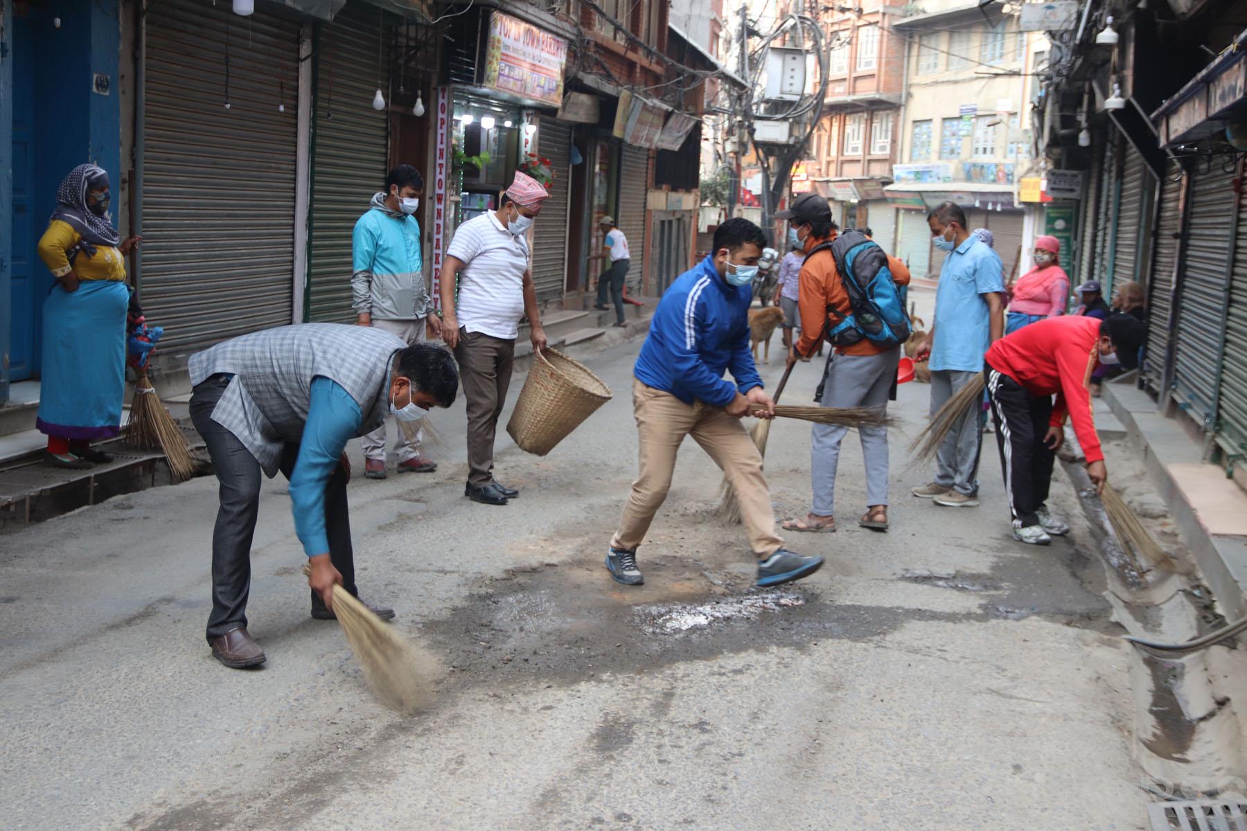 ठमेल बजारमा सरसफाइ गरिँदै