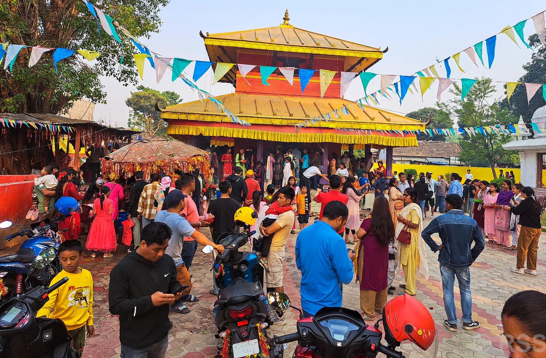 देउतीबज्जै मन्दिरमा दर्शनार्थीको भीड
