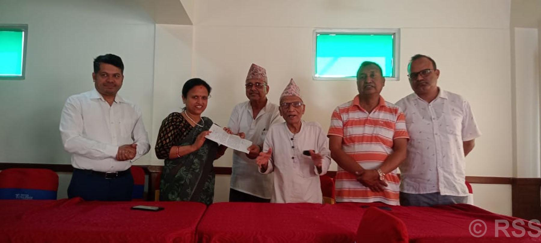 ज्ञापनपत्र बुझ्दै सञ्चारमन्त्री शर्मा