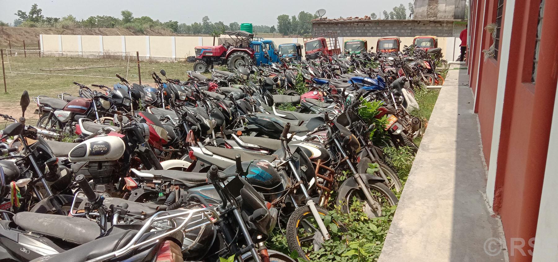 भन्सारमा मोटरसाइकल