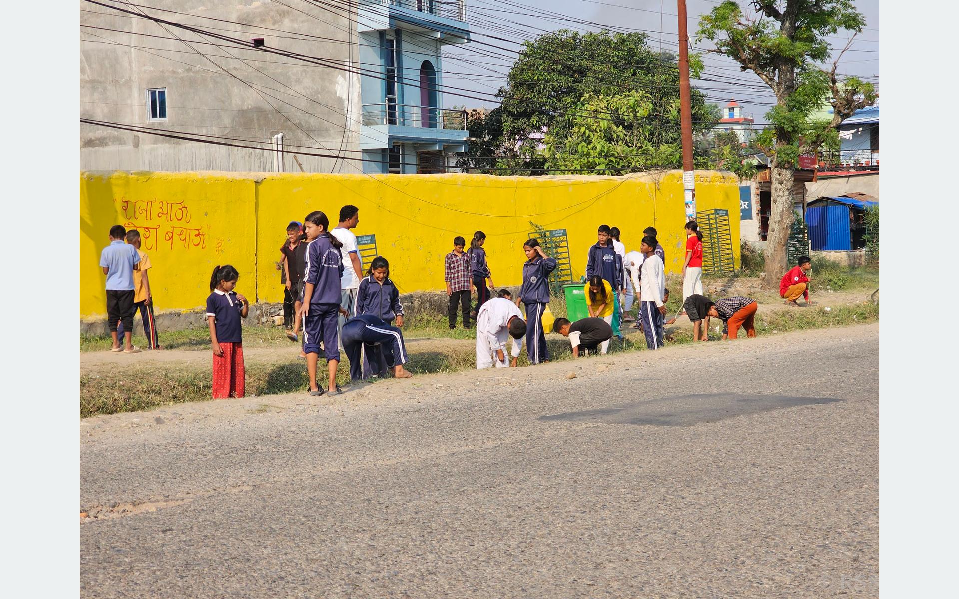 सरसफाइ गर्दै बालबालिका
