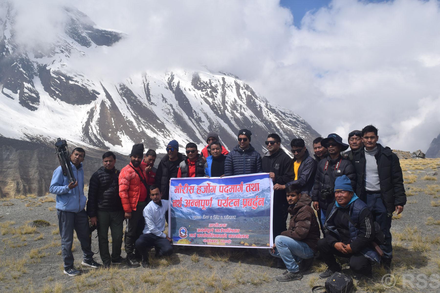 अन्नपूर्ण आधार शिविरमा पर्यटन प्रवद्र्धन टोली