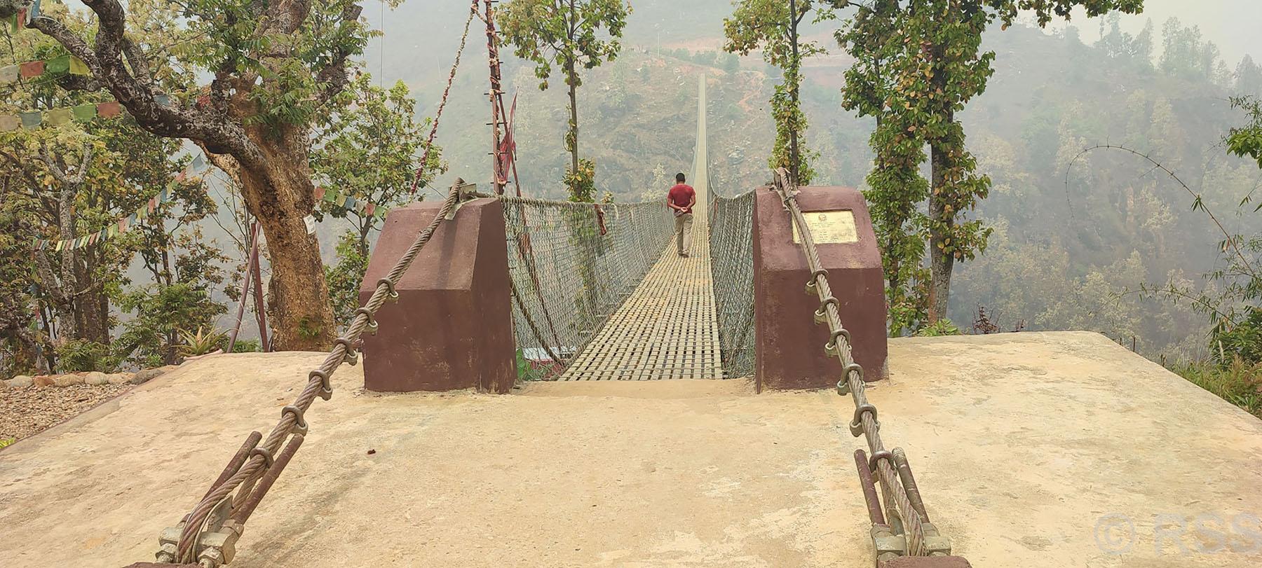 अग्लो झोलुङ्गे पुल