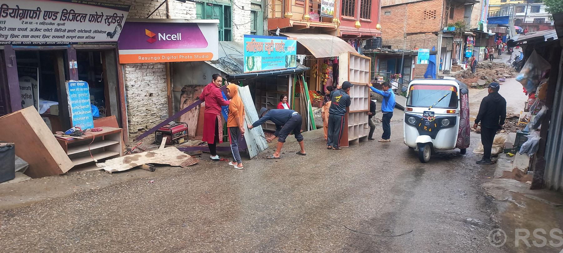 अनाधिकृत संरचना हटाइँदै