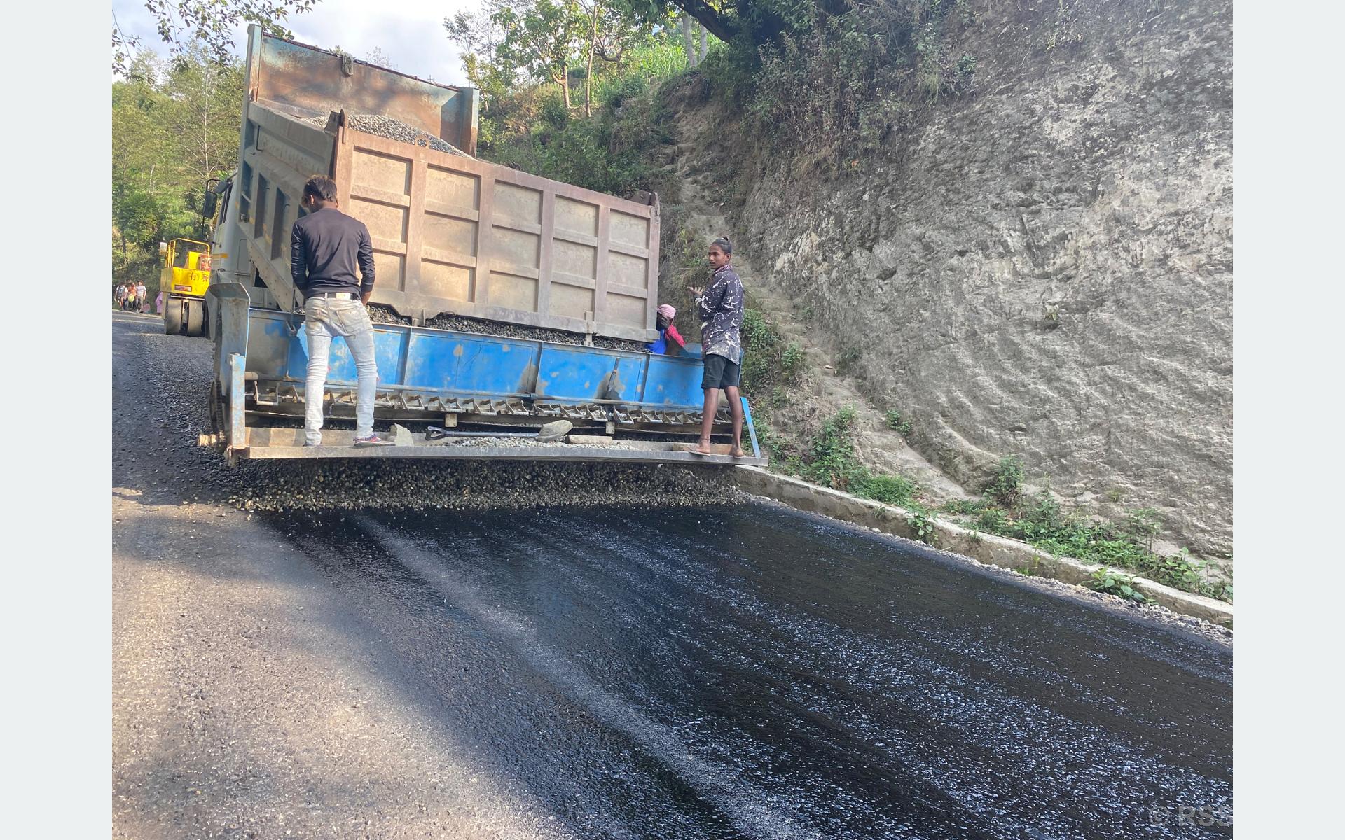 मध्यपहाडी लोकमार्ग कालोपत्रे गरिँदै