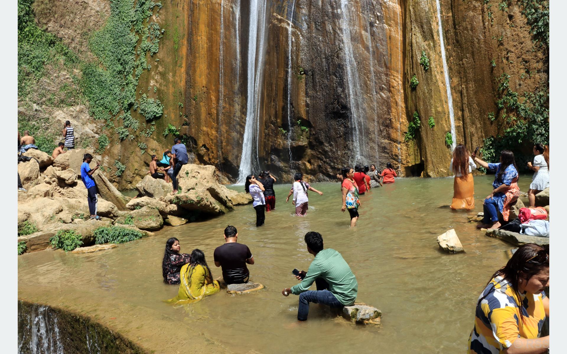 गर्मी छल्न झरनामा पर्यटक