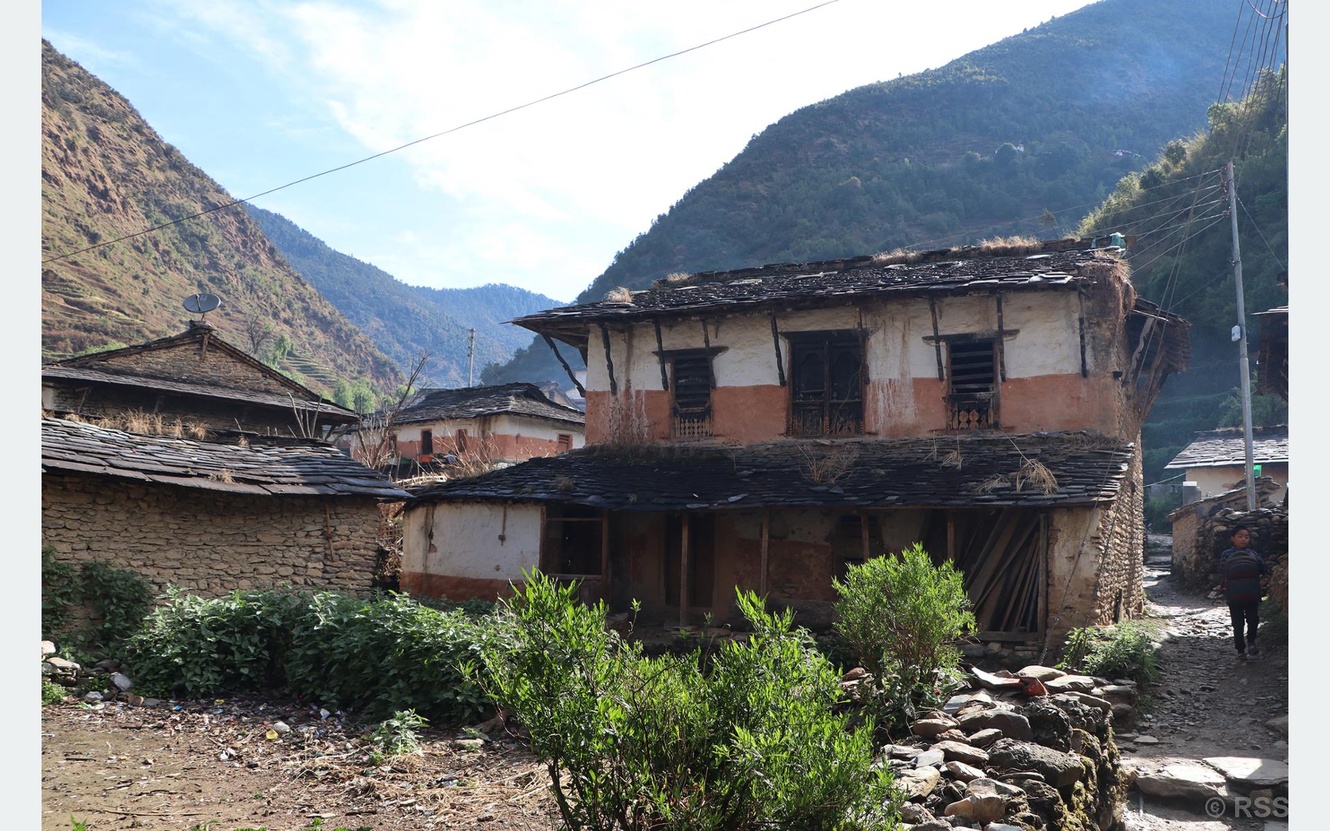 बसाइँसराइले खण्डहर बनेको घर