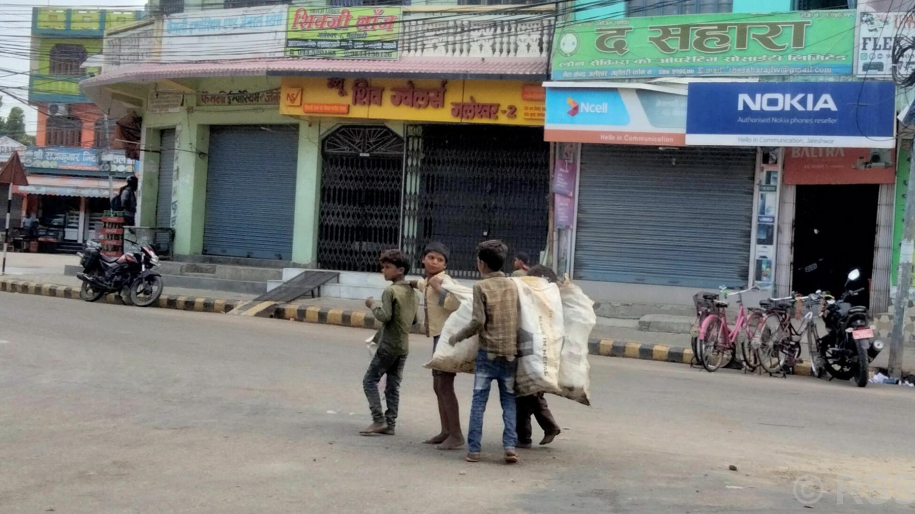 कबाडी साम्रगी बटुल्दै बालक