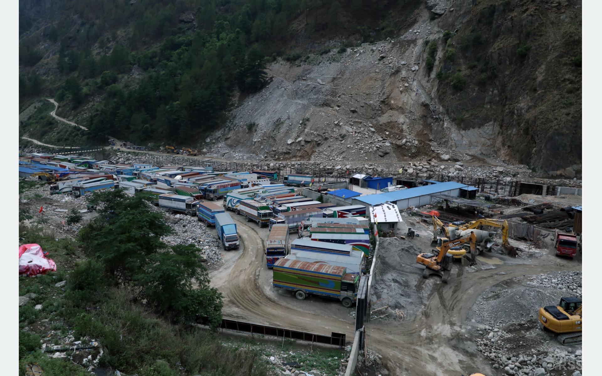 सुख्खा वन्दरगाहमा सामान जाँचपासका लागि राखिएका मालवाहक ट्रक