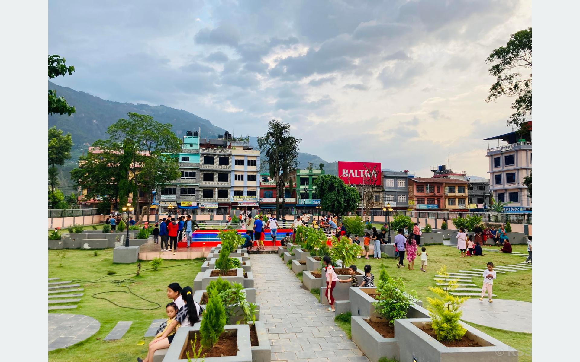 वीरेन्द्र–ऐश्वर्य पार्कमा रमाइँदै