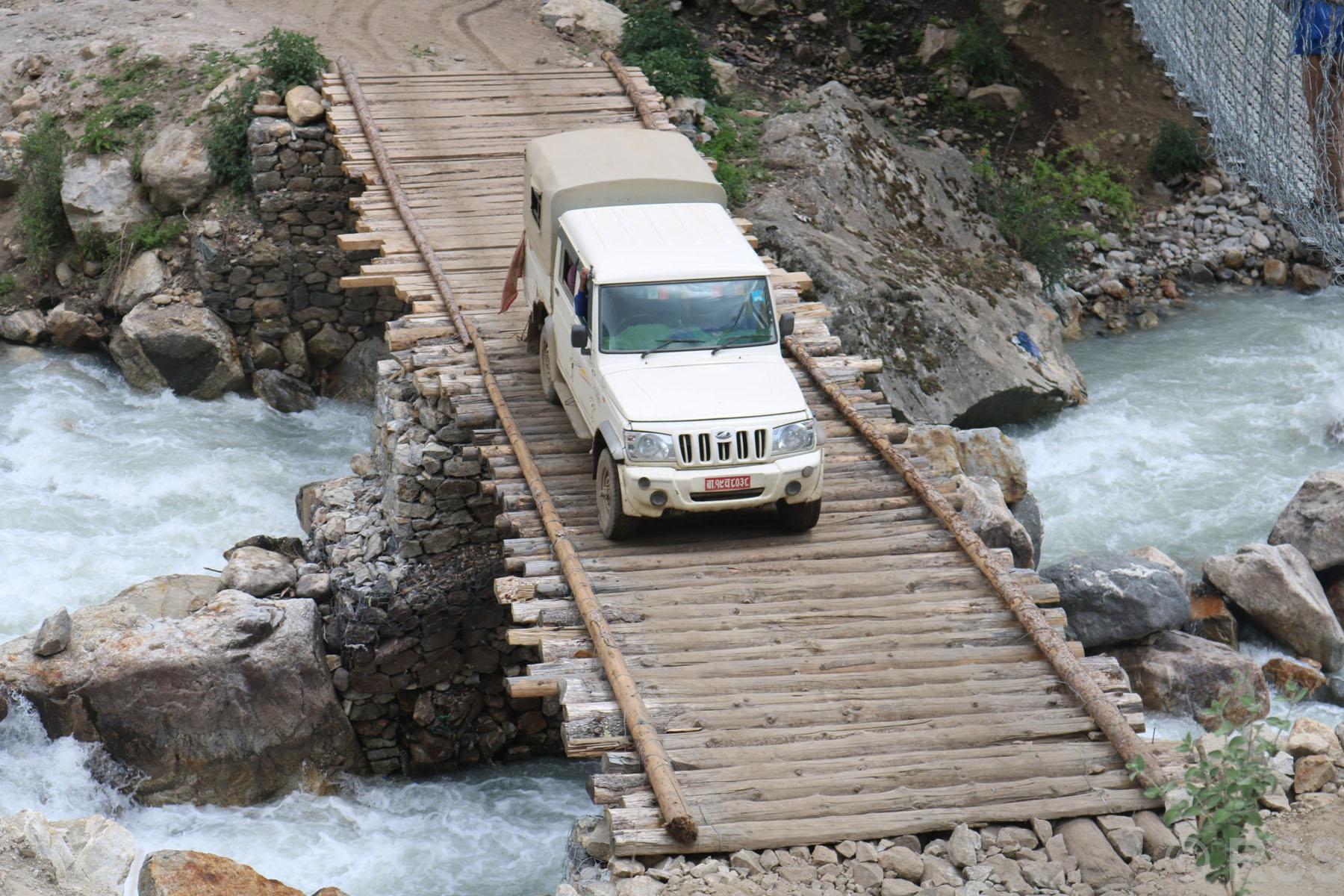काठेपुलमाथि गाडी गुड्दै