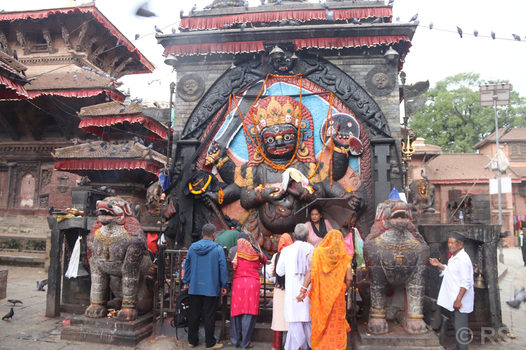 काल भैरव दर्शन गर्दै भक्तजन