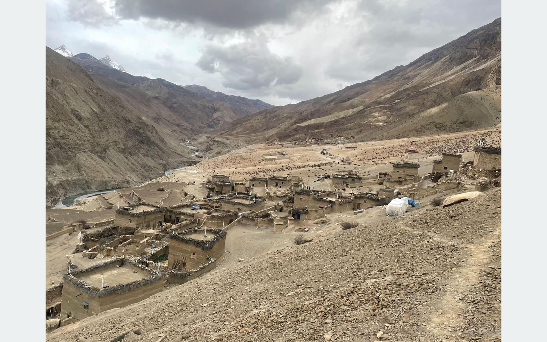 ङिसाल गाउँका घरहरु