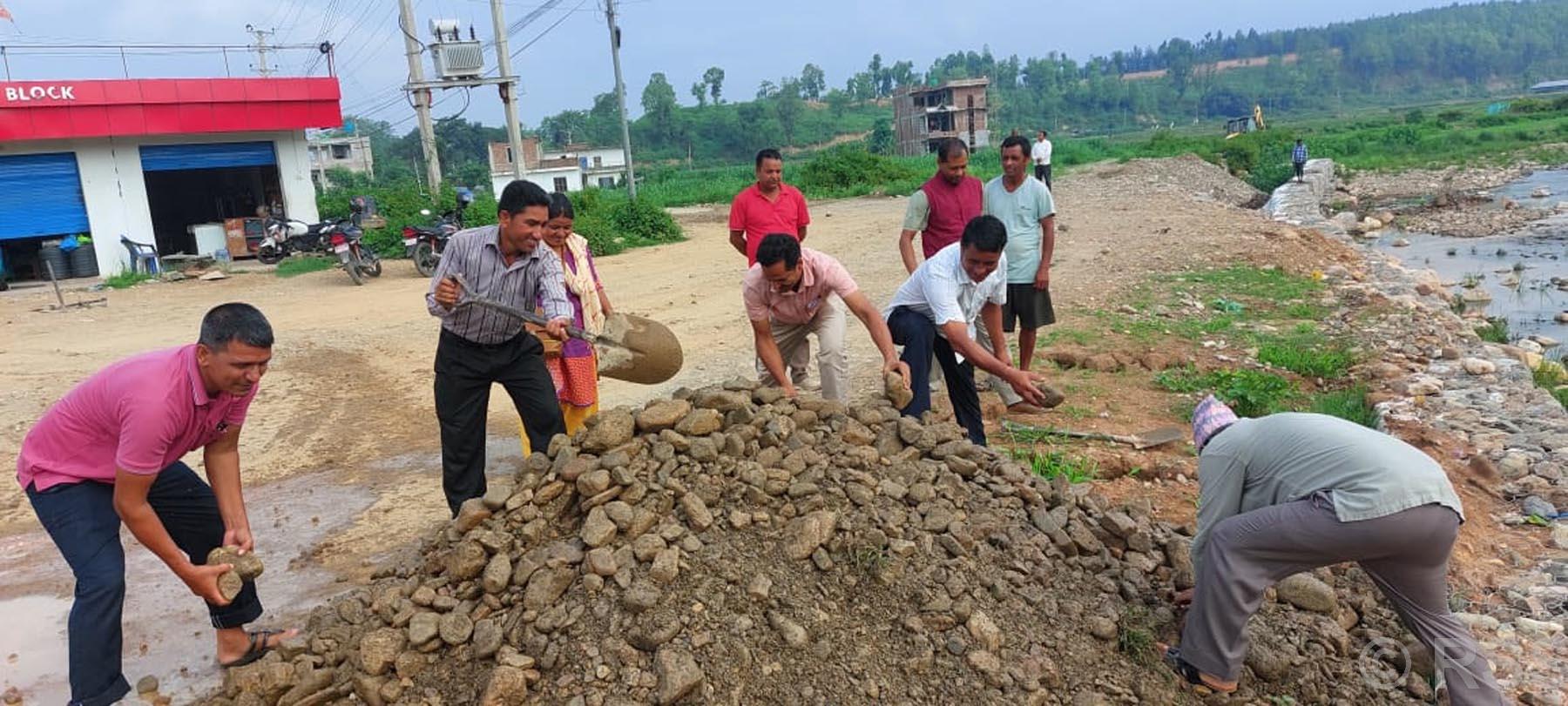 सडक मर्मत गर्दै जनप्रतिनिधि