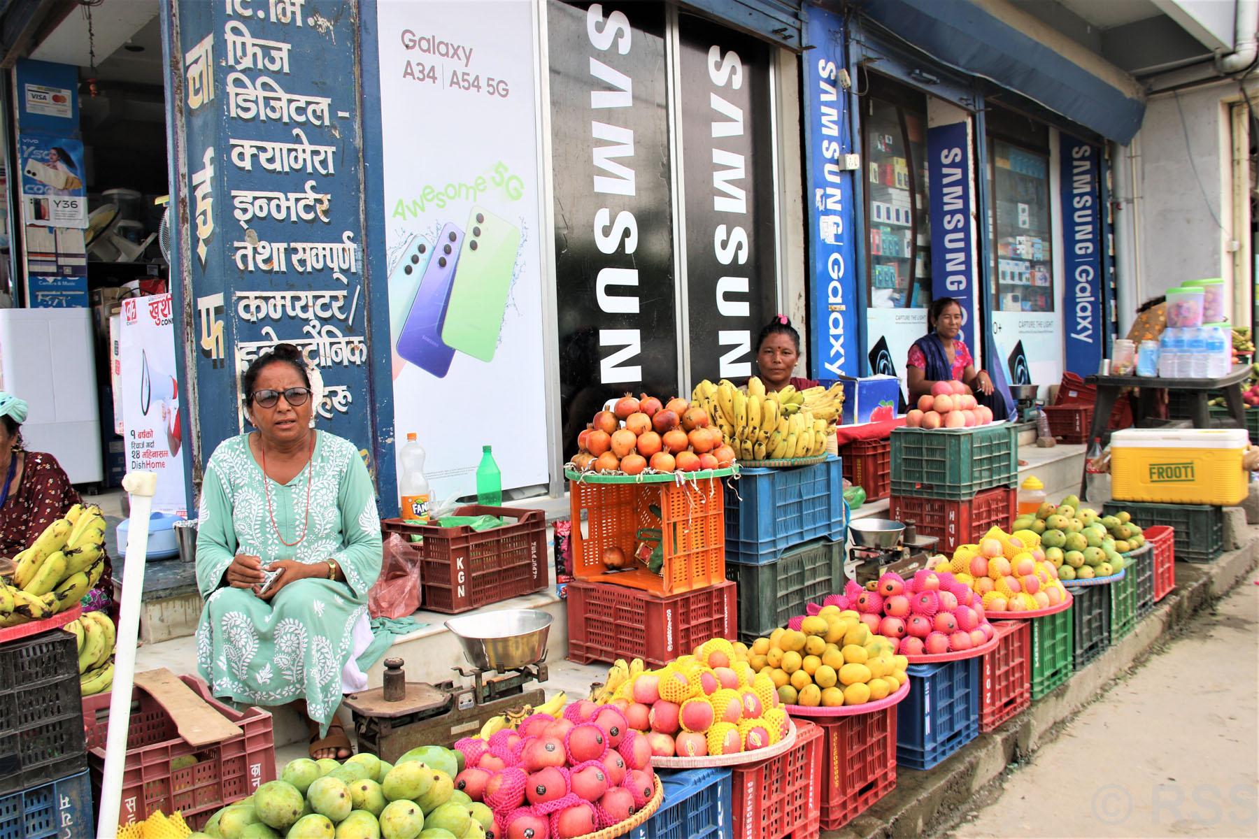 फुटपाथबाट हटाईएपछि सटरको पेटीमा फलफुल बेच्दै