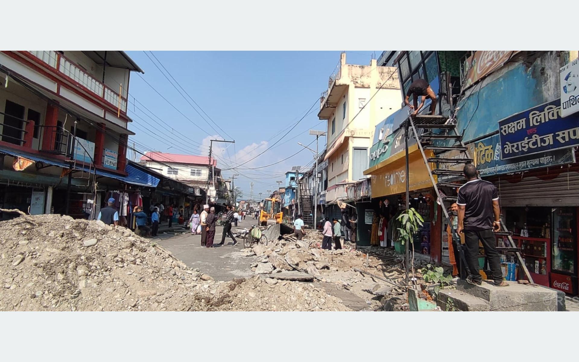 धुलाबारीका अतिक्रमित संरचना हटाउँदै मेचीनगर