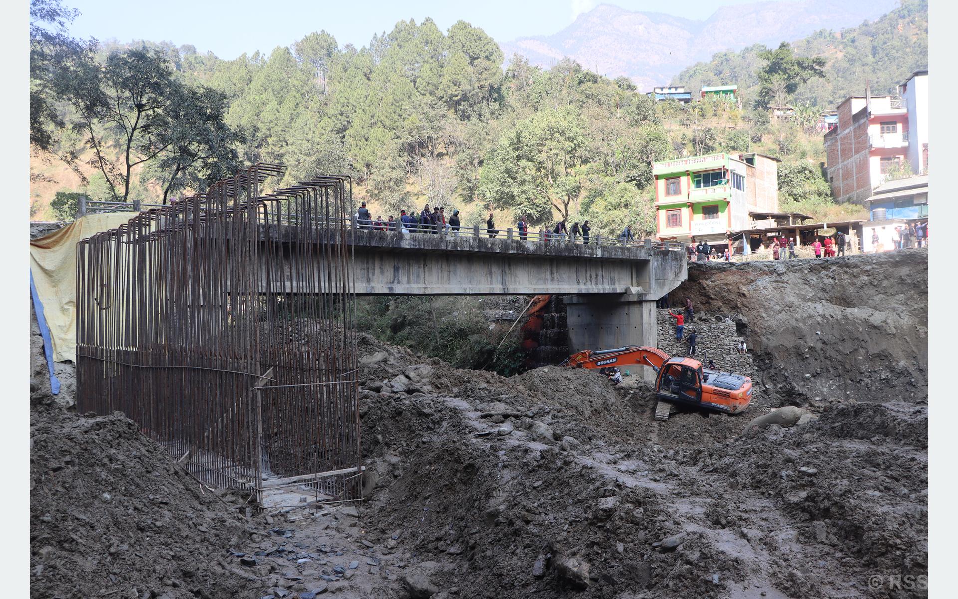 मध्यपहाडी लोकमार्गमा एकै पटक पाँच पुल बन्दै, दुई वर्षमा सम्पन्न गर्ने सम्झौता