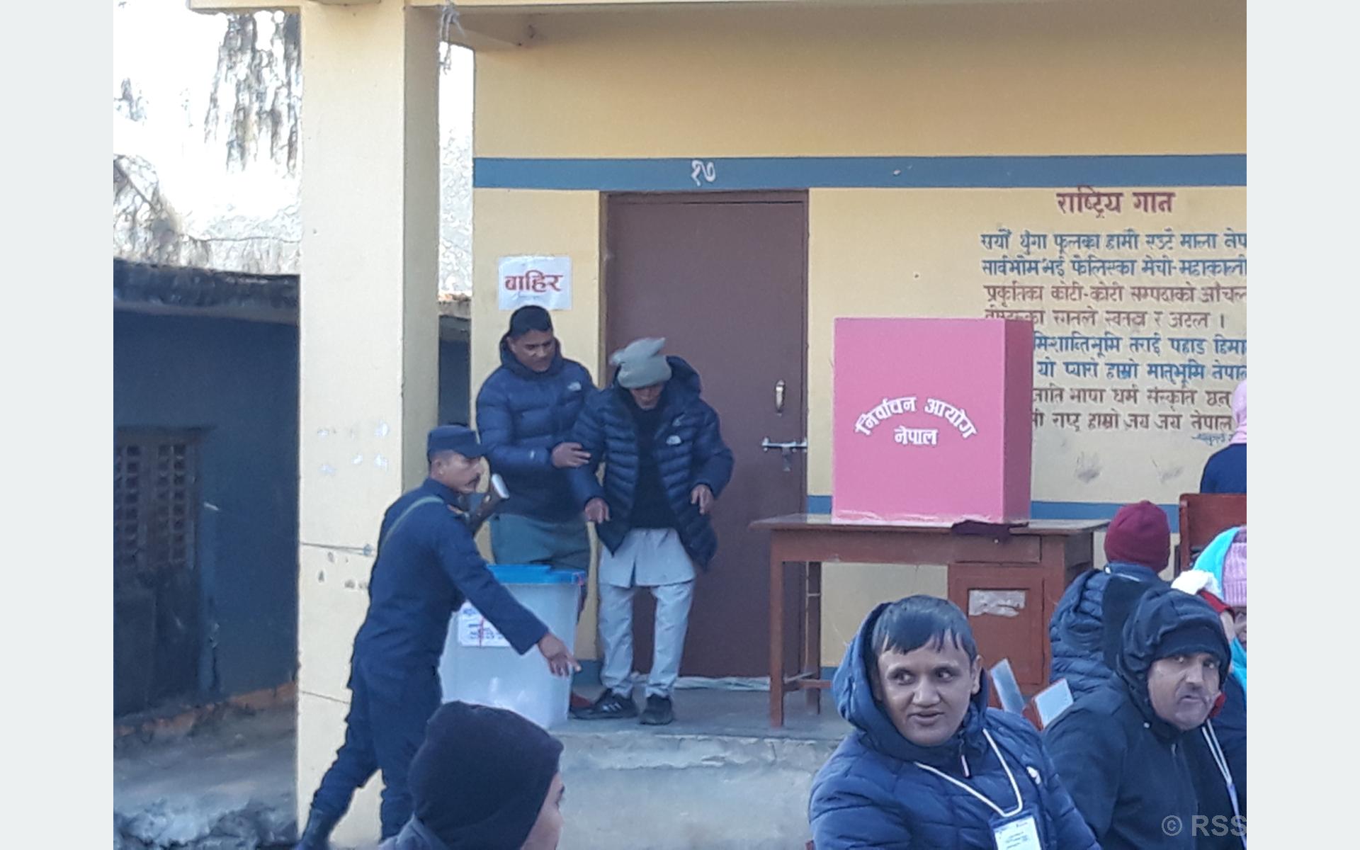 ४१ पदका लागि ३७६ उम्मेदवारको प्रतिस्पर्धा, शान्तिपूर्णरुपमा मतदान जारी