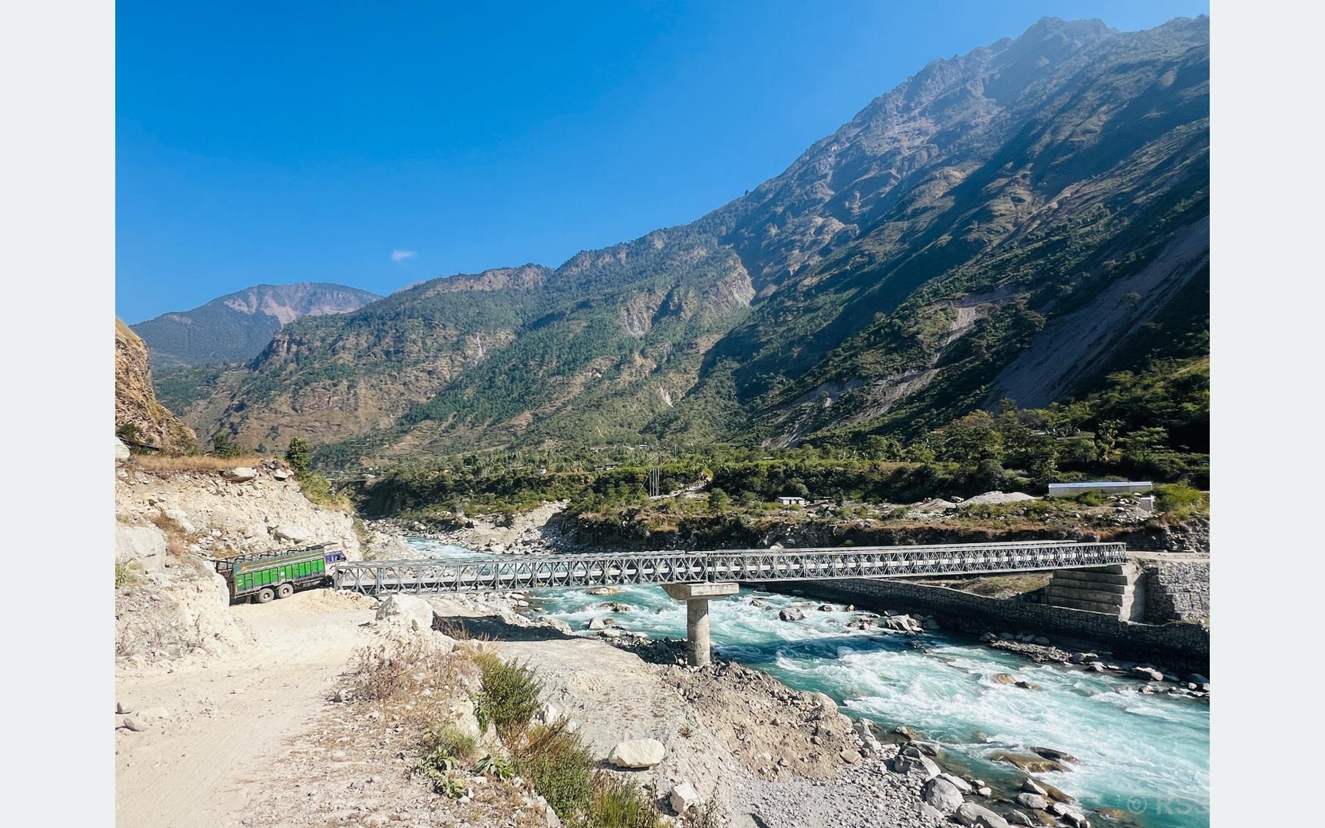 सडकले कर्णाली समृद्धिको आधार बन्दै, स्याउ र जडीबुटीले पाउन थाल्यो बजार