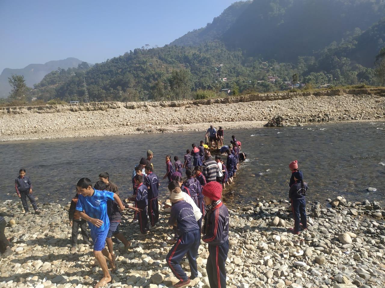 सिम्लेका स्थानीयवासीलाई आँधीखोला तर्न फट्केको भर